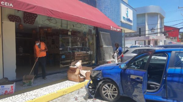 Motorista perde controle de carro e invade loja no bairro da Pituba, em Salvador