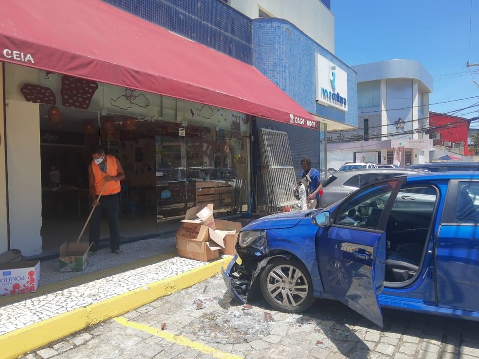 Motorista perde controle de carro e invade loja no bairro da Pituba, em Salvador