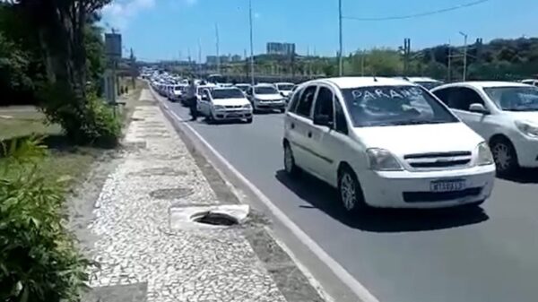 Motoristas por aplicativo protestam na Paralela, trânsito fica lento