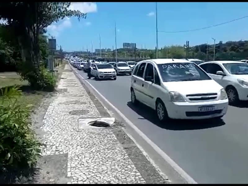 Motoristas por aplicativo protestam na Paralela, trânsito fica lento