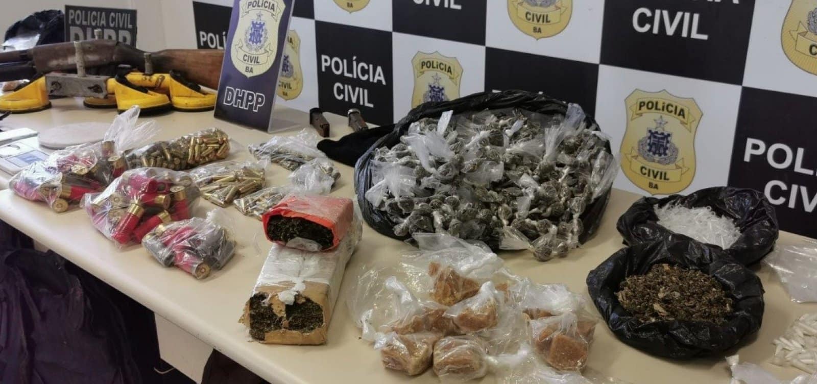 Munições, drogas e arma são apreendidas na Liberdade