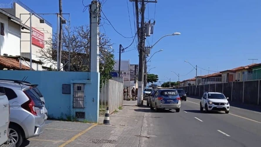 O homem ferido foi encaminhado para o Hospital Menandro de Faria, e comparsa conseguiu fugir.