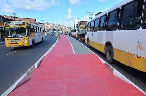 PM é baleado após trocar tiros com ladrões de ônibus