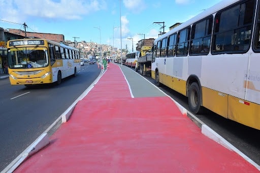 PM é baleado após trocar tiros com ladrões de ônibus