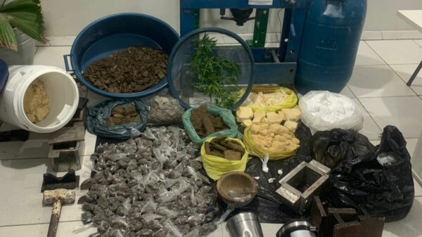 Polícia desmonta laboratório com 26 kg de maconha, cocaína e crack em Santa Bárbara