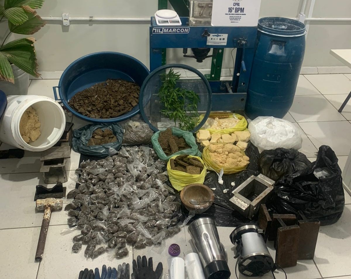 Polícia desmonta laboratório com 26 kg de maconha, cocaína e crack em Santa Bárbara