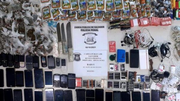 Policiais Penais apreendem celulares e facas na Cadeia Pública