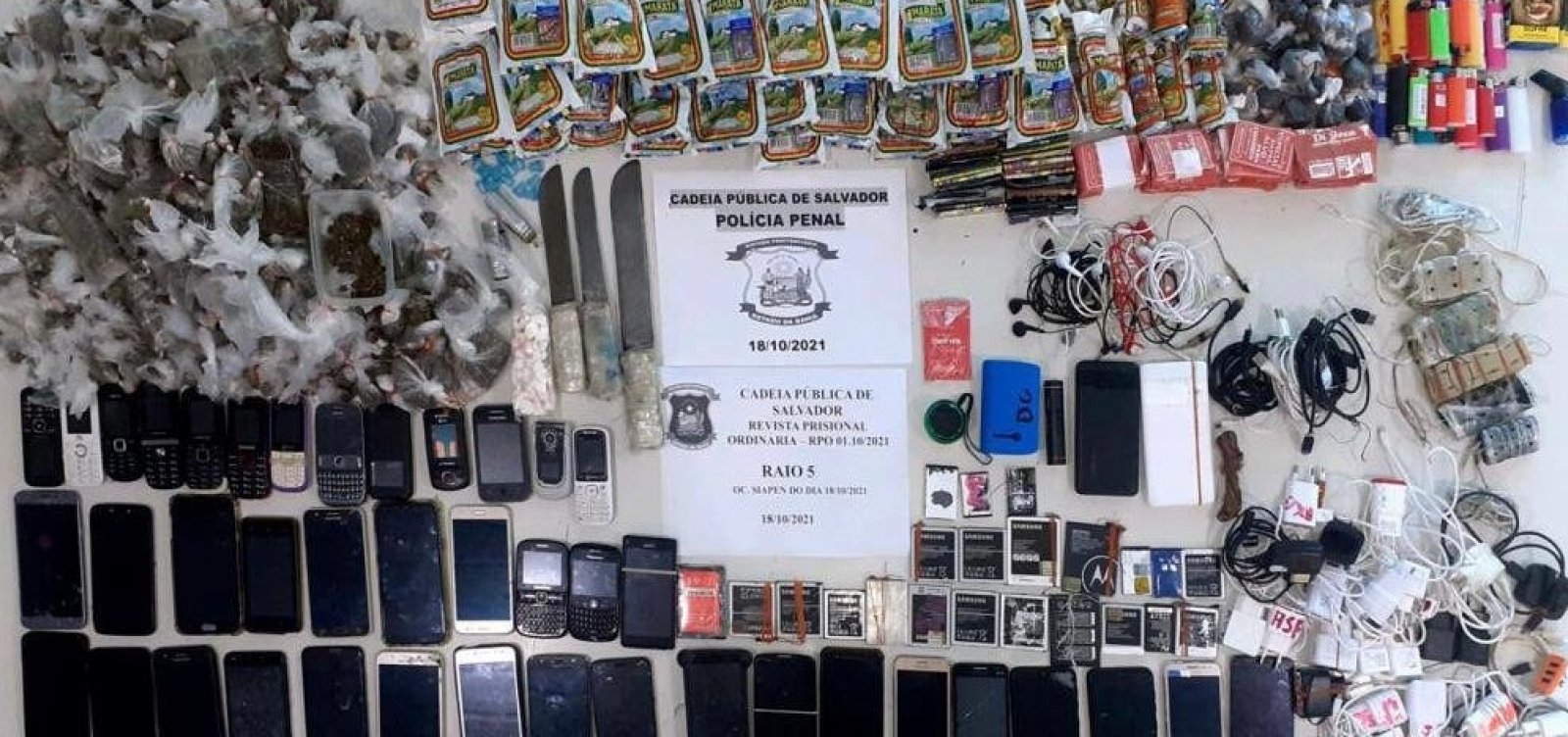 Policiais Penais apreendem celulares e facas na Cadeia Pública