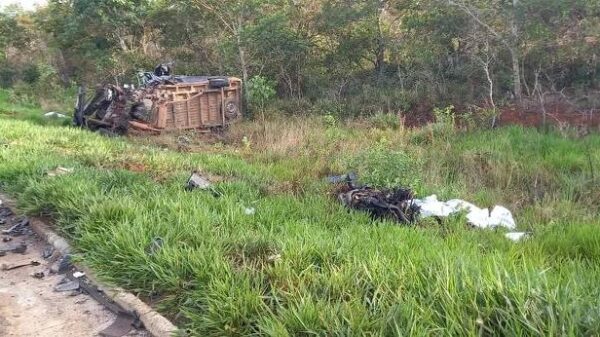 Treze morrem em acidente entre caminhonete e van de pacientes