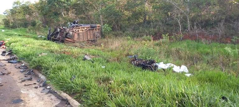 Treze morrem em acidente entre caminhonete e van de pacientes