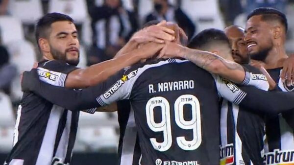 Botafogo vai no ritmo para vitória e Navarro é aclamado pela Torcida