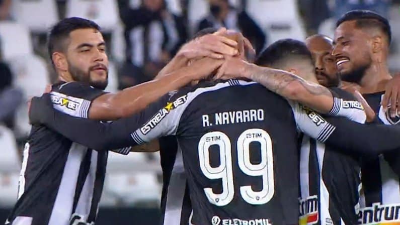 Botafogo vai no ritmo para vitória e Navarro é aclamado pela Torcida