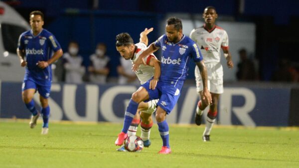 Vitória faz jogo equilibrado em briga com a bola contra o Avaí e fica com empate que ajuda pouco