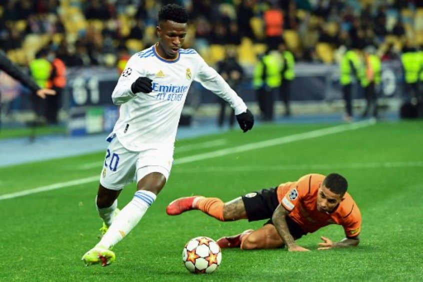 Vini Jr. brilha com duas assistências para Benzema e Real Madrid vence o Shakhtar Donetsk na Champions