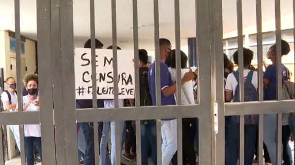 Estudantes protestam em colégio na BA após professora ser intimada