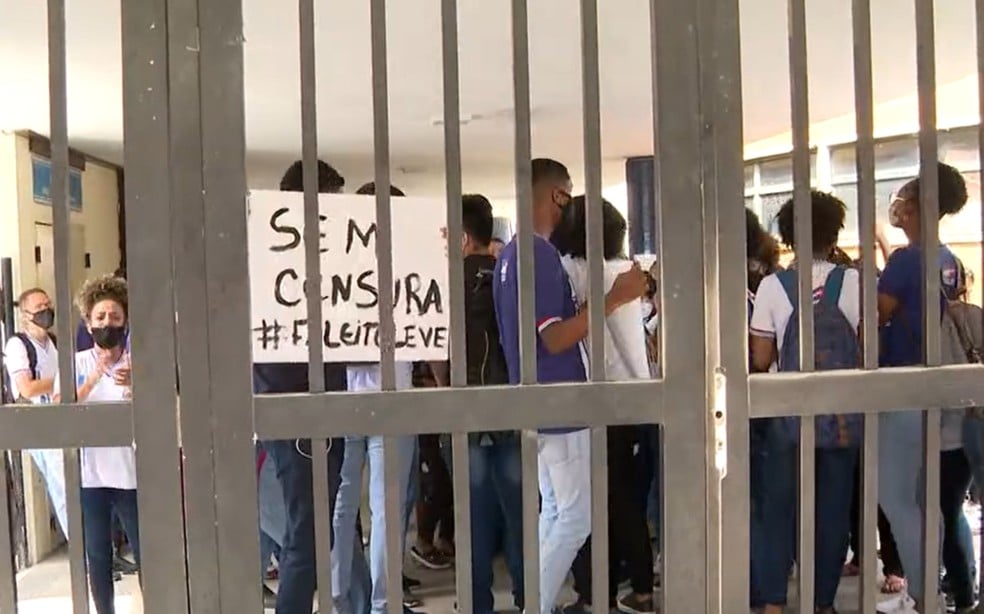 Estudantes protestam em colégio na BA após professora ser intimada