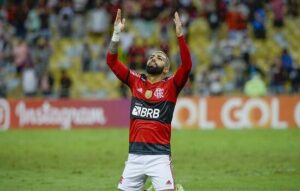 Gabigol, que marcou pela 100ª vez pelo clube da Gávea.