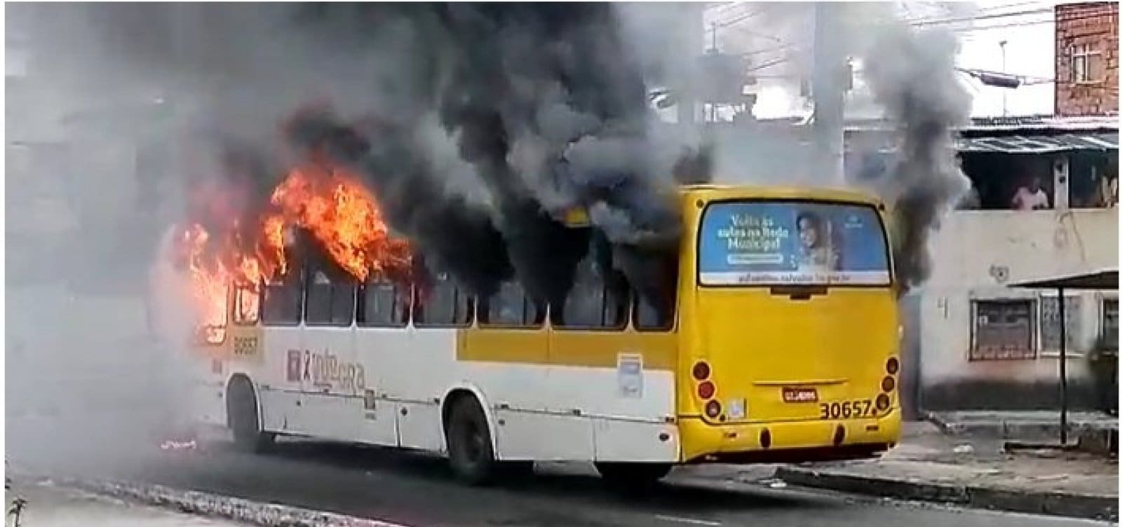 Grupo armado coloca fogo em ônibus na Avenida Suburbana em Salvador