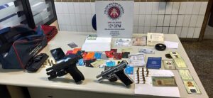 Homem é preso com duas armas no Rio vermelho