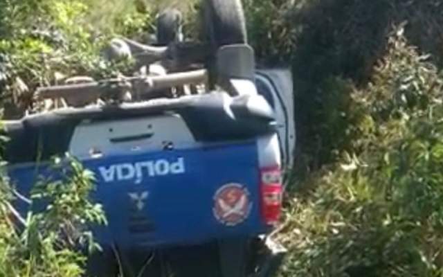 PM passa mal ao volante e capota viatura na Ilha de Itaparica