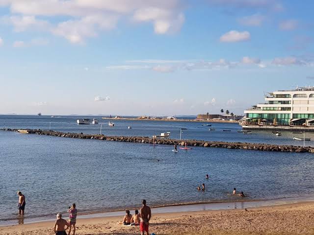 Praia no Comércio deixa um morto e quatro baleados