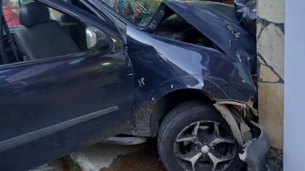 Carro atropela duas pessoas e invade casa em Nazaré; veja vídeo