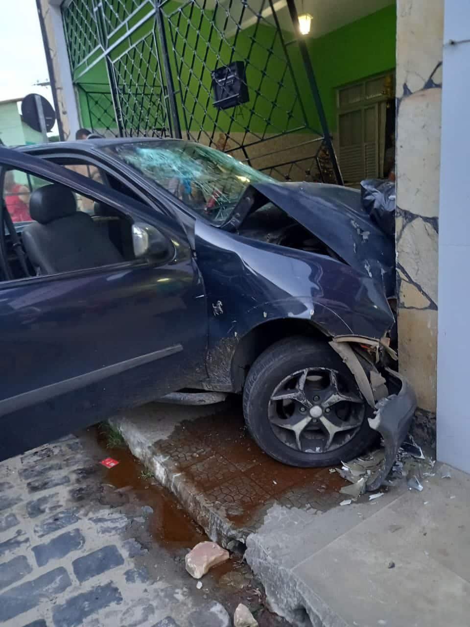 Carro atropela duas pessoas e invade casa em Nazaré; veja vídeo