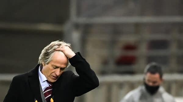 e coach Jorge Jesus during the UEFA Europa League 32 Second Leg football match between Arsenal and Benfica at the Karaiskaki Stadium in Athens, on February 25, 2021. (Photo by ARIS MESSINIS / AFP)