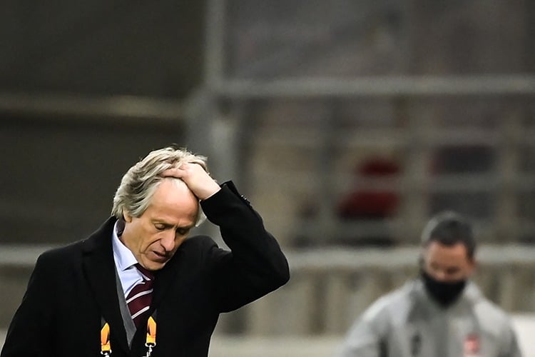 e coach Jorge Jesus during the UEFA Europa League 32 Second Leg football match between Arsenal and Benfica at the Karaiskaki Stadium in Athens, on February 25, 2021. (Photo by ARIS MESSINIS / AFP)