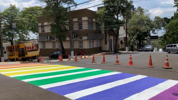 Foz do Iguaçu ganha faixa de pedestres com cores da bandeira LGBTQIA+