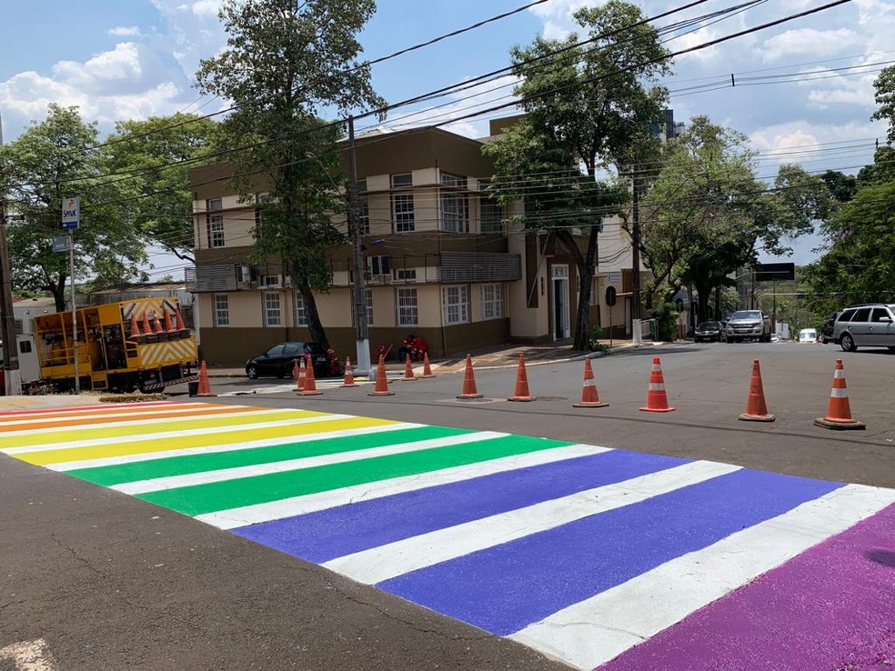 Foz do Iguaçu ganha faixa de pedestres com cores da bandeira LGBTQIA+