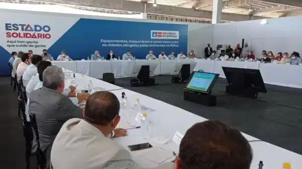 Governador assina convênios com 6 municípios para construção de casas