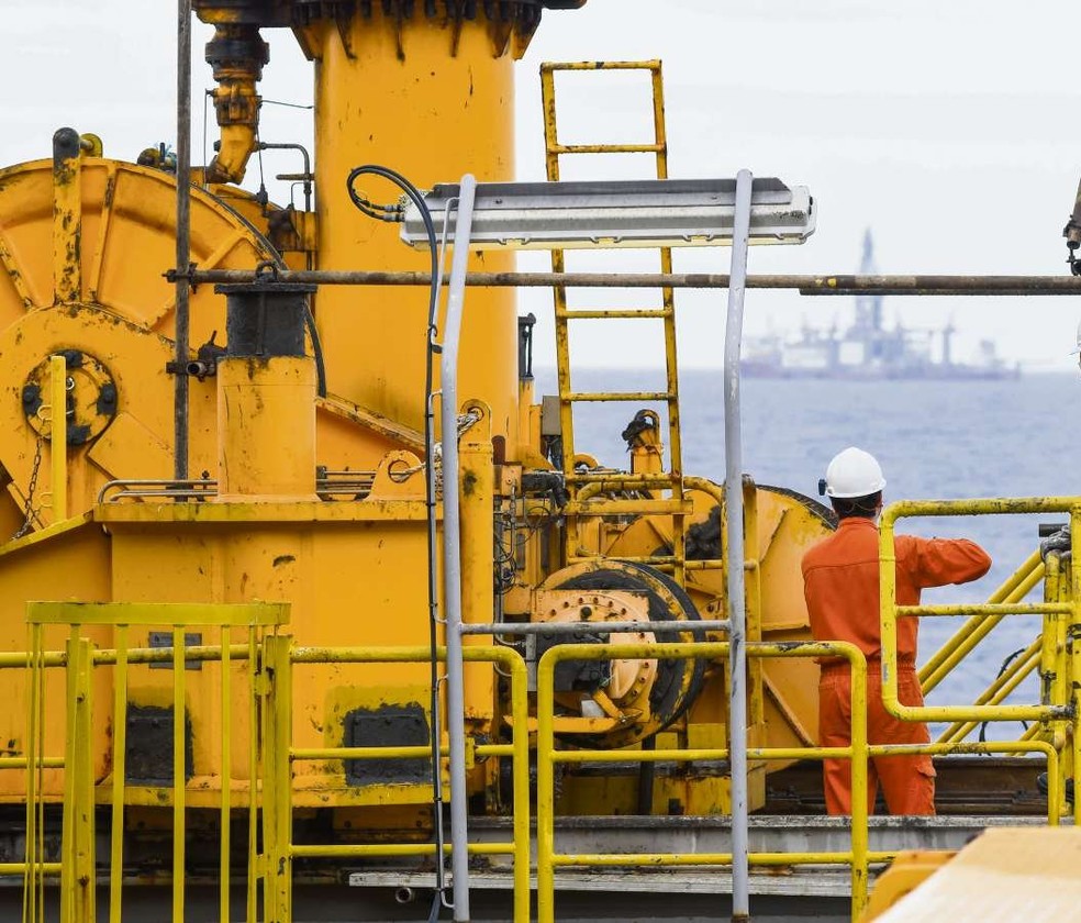 Justiça determina que Petrobras desembarque trabalhadores com Covid-19 de duas plataformas