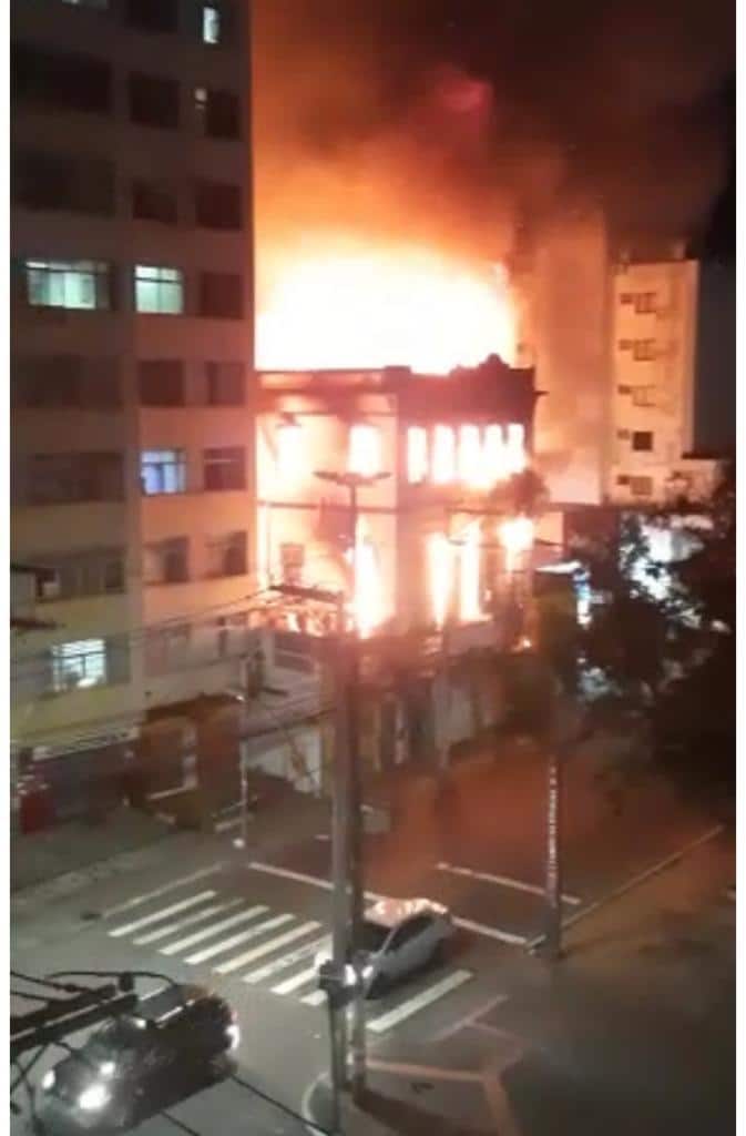 Vídeo: Casarão pega fogo em frente ao Campo da Pólvora em Salvador