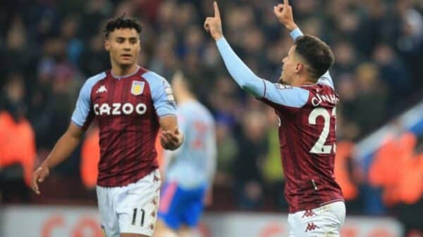 Philippe Coutinho marca na estreia e salva Aston Villa de derrota para o Manchester United