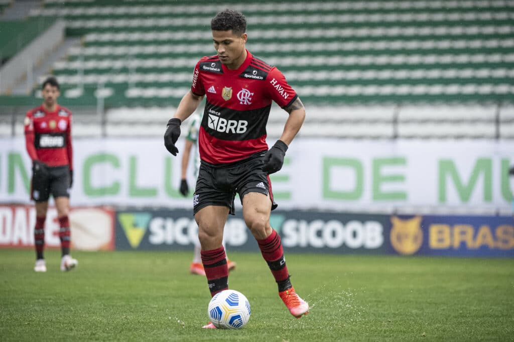 Líder do Flamengo em desarmes, João Gomes vê responsabilidade aumentar a poucos dias da Supercopa do Brasil