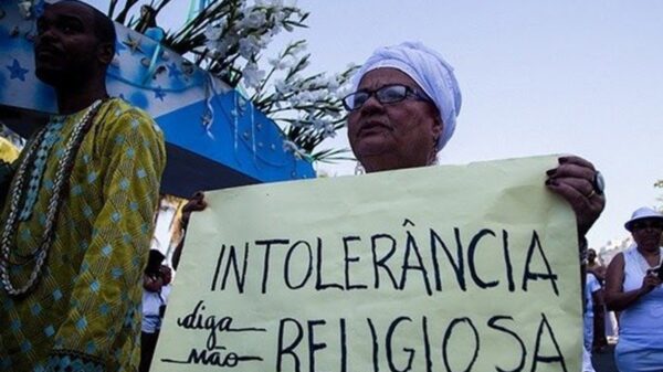 Câmera flagra pichação com ofensas em templo de umbanda em Campinas