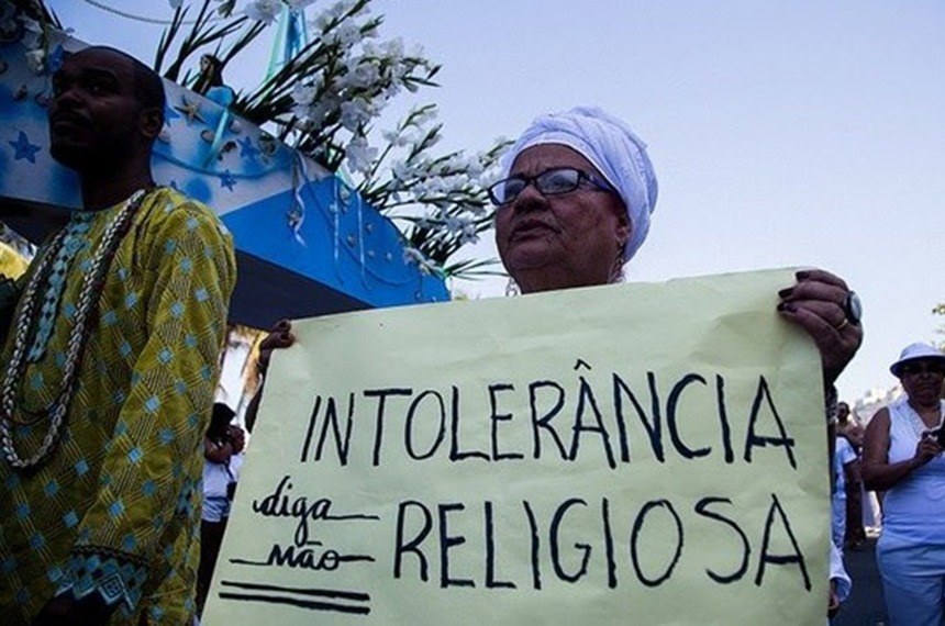 Câmera flagra pichação com ofensas em templo de umbanda em Campinas