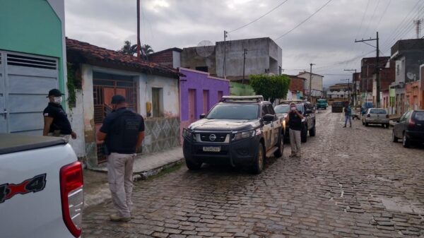 Homem é preso suspeito de matar amigo americano com golpes de faca, foice e barra de ferro na BA