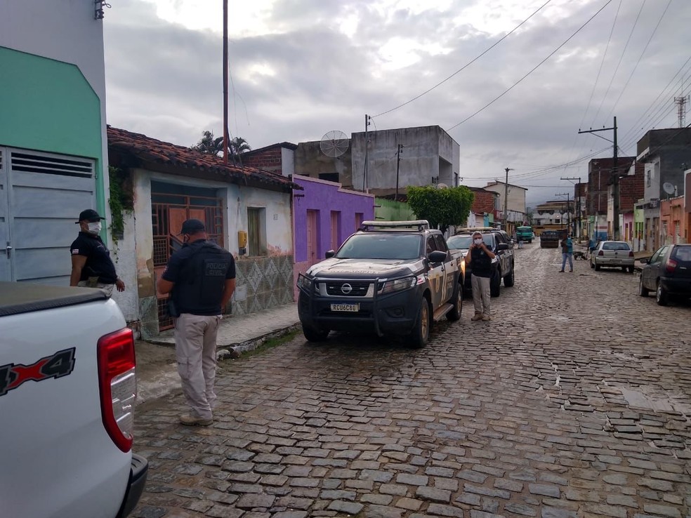 Homem é preso suspeito de matar amigo americano com golpes de faca, foice e barra de ferro na BA