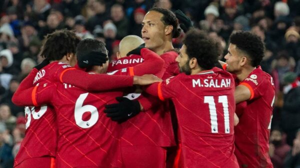 Com gols de Roberto Firmino e Salah, Liverpool vence a Inter de Milão e larga em vantagem na Champions