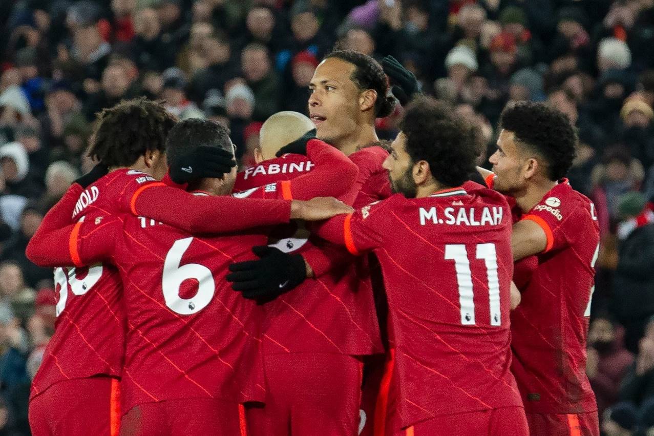 Com gols de Roberto Firmino e Salah, Liverpool vence a Inter de Milão e larga em vantagem na Champions