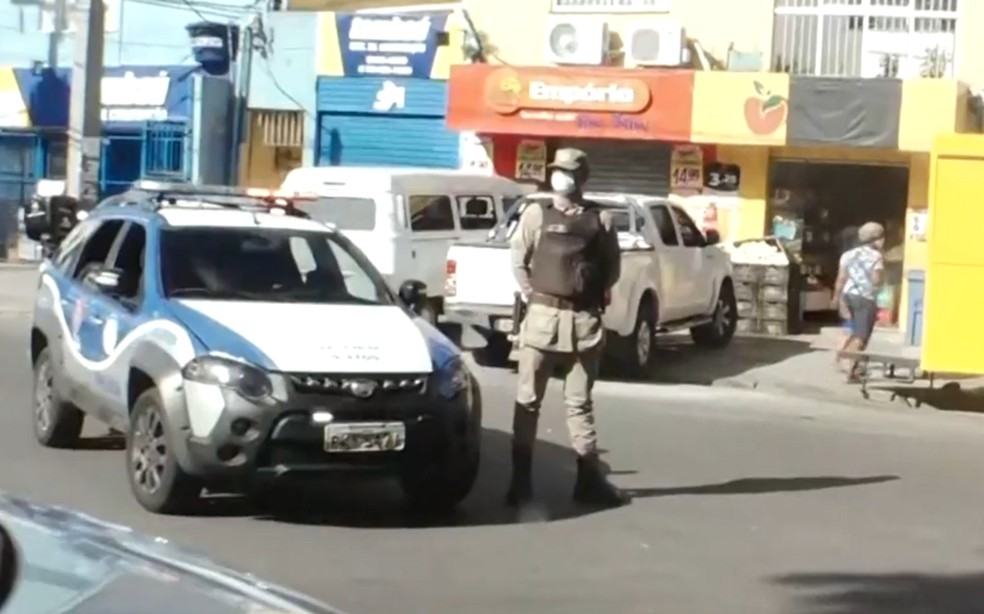 Tiroteio entre policiais e suspeitos assusta moradores do IAPI, em Salvador