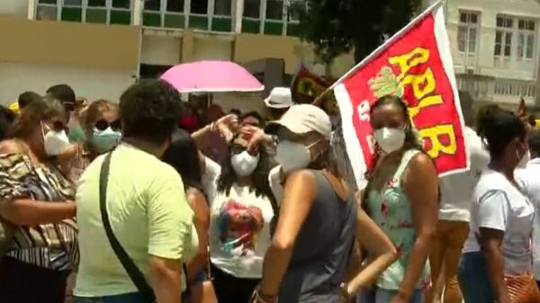 Professores da rede municipal protestam durante reabertura dos trabalhos na Câmara de Salvador