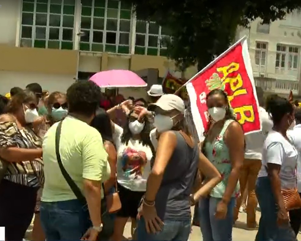 Professores da rede municipal protestam durante reabertura dos trabalhos na Câmara de Salvador