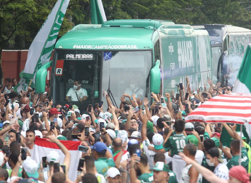 Como foi a saída do Palmeiras no embarque para o Mundial - Confiança, provocação e festa da torcida