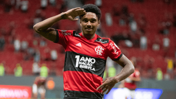 Flamengo e Vitinho conversam por renovação de contrato