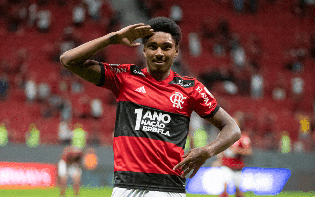 Flamengo e Vitinho conversam por renovação de contrato