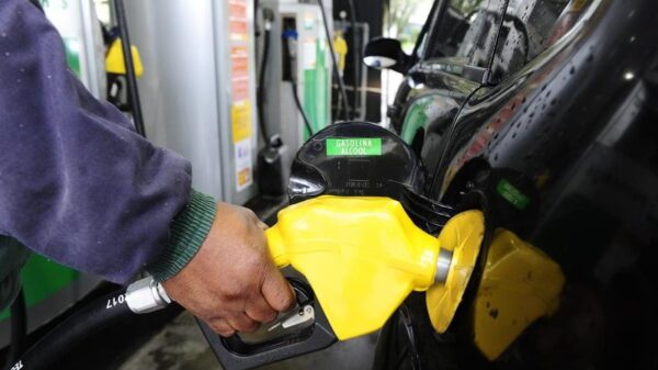 Gasolina iria a R$ 18,22 se petróleo custasse US$ 300