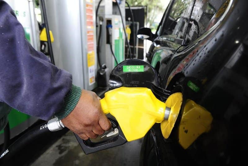 Gasolina iria a R$ 18,22 se petróleo custasse US$ 300